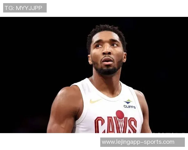 米切尔半场表现亮眼12投7中斩获17分6篮板2助攻且零失误正负值高达19